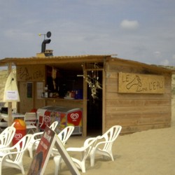 cheminées solaire et à vent sur restaurant de plage